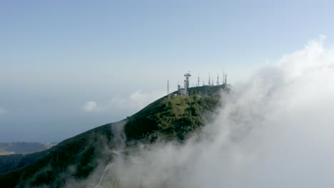 Vista-Aérea-De-Una-Montaña-A-Través-De-Las-Nubes-En-Italia