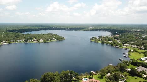 Residential-area-surrounded-by-nature-on-lake-shores-near-Orlando,-Florida