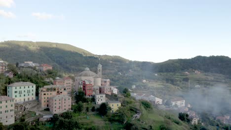Luftaufnahme-Eines-Kleinen-Dorfes-Durch-Die-Berge-In-Italien