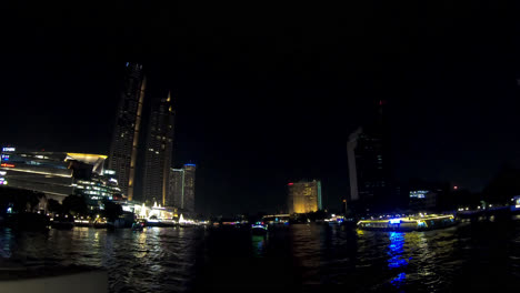 Bangkok-stadt-Mit-Chao-praya-fluss-Bei-Nachtansicht-Vom-Boot-In-Thailand