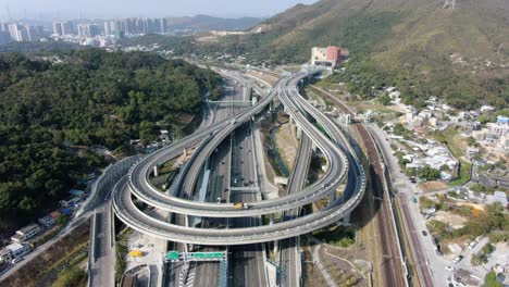 Tráfico-En-Un-Intercambio-Masivo-De-Carreteras-Con-Varios-Niveles-Y-Carretera-En-Forma-De-Bucle-En-Hong-Kong,-Vista-Aérea