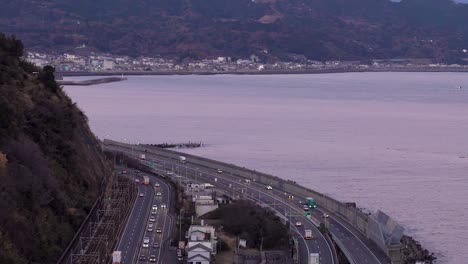 Epische-Langsame-Neigung-über-Die-Autobahn-Und-Den-Fuji-Bei-Einem-Wunderschönen-Rosa-Sonnenuntergang