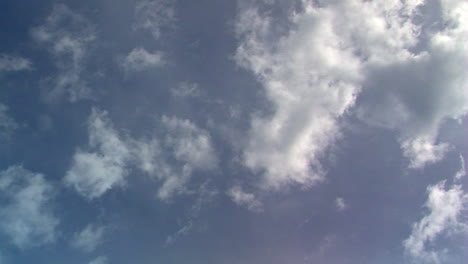 Las-Nubes-Cúmulos-Que-Se-Mueven-En-Un-Lapso-De-Tiempo-Dan-Paso-A-Nubes-De-Vapor-Difusas