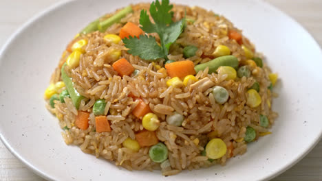 Gebratener-Reis-Mit-Grünen-Erbsen,-Karotten-Und-Mais---Vegetarische-Und-Gesunde-Ernährung