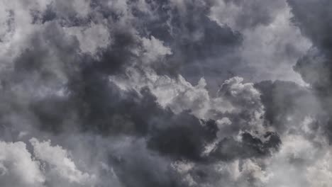 Sicht-Dicke-Und-Sich-Bewegende-Kumulonimbuswolken,-Begleitet-Von-Einem-Gewitter
