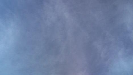 Diffuse-Wolken-Und-Jet-Kondensstreifen-Bewegen-Sich-Im-Zeitraffer