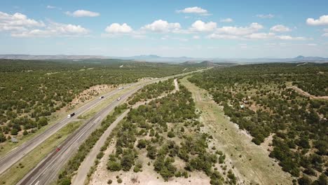 Vista-Panorámica-Aérea-Del-Paisaje-Que-Rodea-La-Carretera-Al-Gran-Cañón
