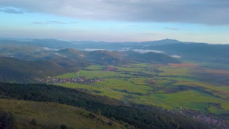 Vista-Aérea-De-La-Niebla-Que-Cubre-El-Bosque-De-Las-Montañas-Por-La-Mañana