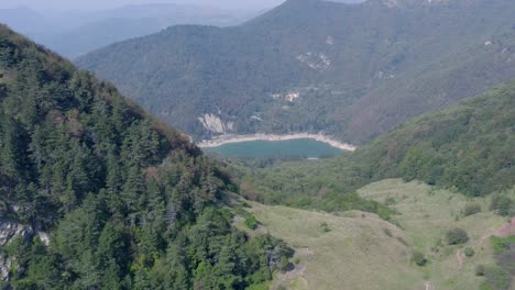 panning-drone-shot-reveal-an-artificial-lake-near-Genova,-Liguria,-Italy