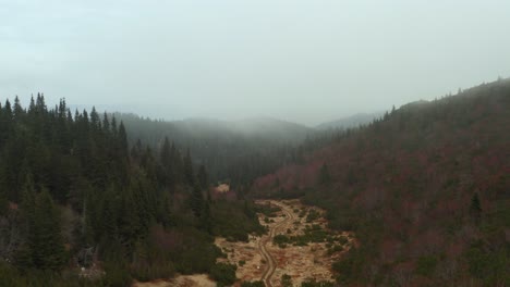 Nebelwolken-über-Reifenspuren-Im-Bergland,-Luftaufnahme
