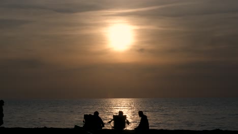 Eine-Familie-Genießt-Einen-Wunderschönen-Sonnenuntergang-Am-Strand-Von-Potima,-Dorf-Kissonerga-Auf-Zypern