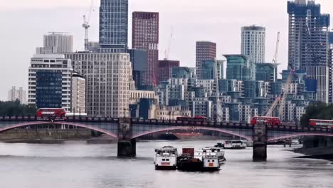 Zeitraffer-Des-Starken-Verkehrsflusses-Auf-Der-Brücke-über-Die-Themse-In-London