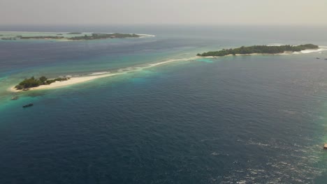 Toma-Aérea-Panorámica-Sobre-Un-Atolón-En-Las-Maldivas