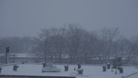 Nieve-Invernal-Cayendo-A-Cámara-Lenta-En-El-Techo-Del-Edificio-De-La-Ciudad-A-Cámara-Lenta-120fps