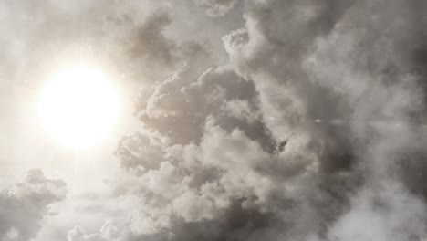Die-Sonne-Scheint-Auf-Eine-Ansammlung-Von-Cumulonimbus-Wolken