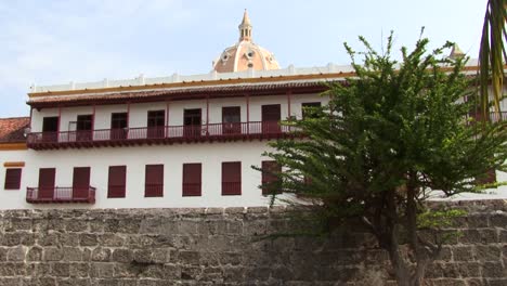 Fassade-Eines-Weißen-Kolonialgebäudes-Mit-Roten-Balkonen-Im-Historischen-Zentrum-Von-Cartagena,-Kolumbien