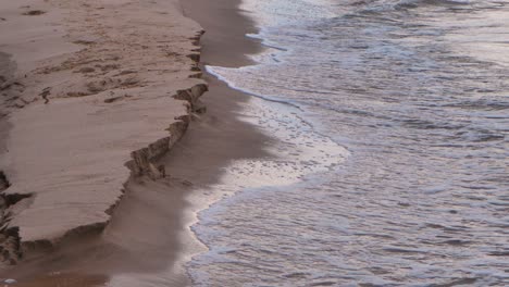 Die-Kleinen-Wellen-Des-Meeres-Kämpfen-Mit-Dem-Sand