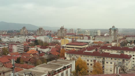 Der-Wunderbare-Skyview-In-Der-Stadt-Kraljevo-Serbien,-Umgeben-Von-Hohen-Gebäuden---Luftaufnahme