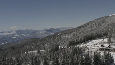 Pohorje-gebirge-In-Slowenien-Mit-Dem-Skigebiet-Kope-Unten-Mit-Starkem-Schnee-Bedeckt,-Luftschwenk-Nach-Links