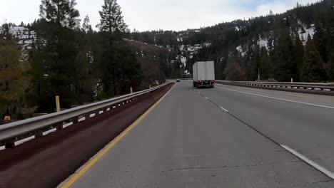 Camión-Que-Pasa-Por-La-Carretera-Y-El-Paisaje-Nevado