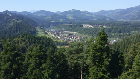 Offenbaren-Einer-Alpenstadt-In-Einem-Tal