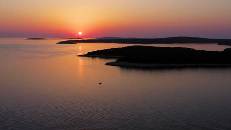 Roter-Sonnenuntergang-über-Dem-Wasser-Mit-Inseln