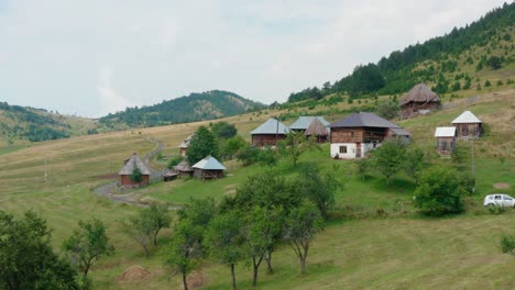 Ticje-Polje-Antiguo-Pueblo-De-Cabañas-En-Prijepolje,-Montañas-Serbias,-Vista-Aérea