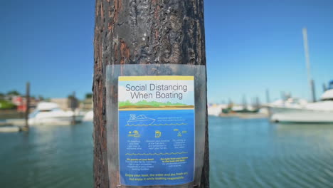 Soziale-Distanzierung-Beim-Bootfahren-Von-Beschilderungen-Am-Dock