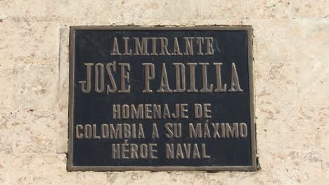 Commemorative-plaque-of-the-statue-of-Admiral-Jose-Padilla-in-front-of-the-white-colonial-building-in-Cartagena,-Colombia
