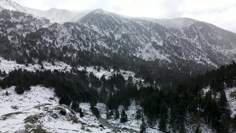 Aerial-view-advancing-down-through-the-snowy-valley-of-La-Llosa,-La-Cerdanya