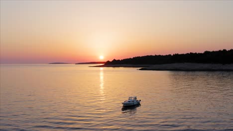 Boot,-Das-Während-Des-Violetten-Sonnenuntergangs-In-Der-Bucht-Von-Losinj-Auf-Dem-Ruhigen-Meerwasser-Schwimmt