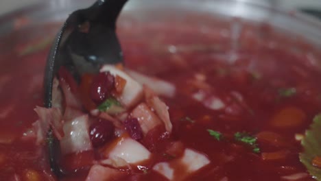 Mischen-Von-Roter-Suppe-In-Schüssel-Borschtsch-In-120-Bildern-Pro-Sekunde
