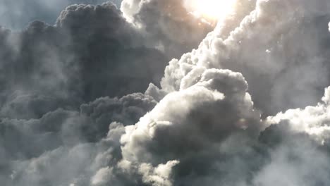 Die-Sonne-Schien-Hell-Gegen-Die-Dicken,-Dunklen-Kumulonimbuswolken