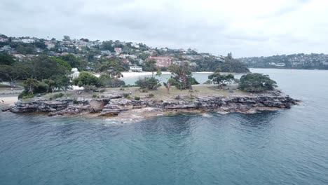 Wunderbare-Landschaft-Von-Balmoral-Beach-In-Sydney,-Australien-Mit-Türkisfarbenem-Wasser-Und-Grünen-Bäumen---Breite-Aufnahme