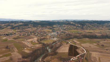 Herbstlandschaft-Des-Dorfes-Und-Ackerland,-Drohne-4k-Farbig