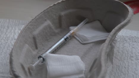 Eine-Nadel-Mit-Einer-Dosis-Des-Covid-19-Impfstoffs-Liegt-Bereit-In-Einer-Sterilen-Schale-Und-Wartet-Darauf,-Verabreicht-Zu-Werden