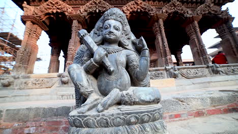 Pfannenstatue-Der-Hinduistischen-Göttin,-Die-Auf-Einem-Stein-Am-Patan-Durbar-Square-Geschnitzt-Ist