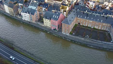 Stark-Befahrener-Kanal-In-Namur-Belgien