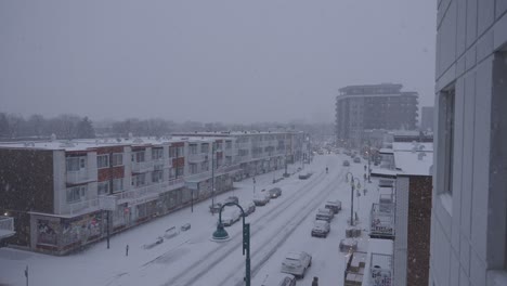 Nieve-Cayendo-Durante-El-Día-De-Nubes-En-Montreal-En-120fps