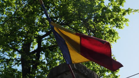 Bandera-Rumana-Ondeando-En-Un-Cielo-Soleado