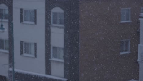 Nieve-Del-Día-De-Invierno-Frente-Al-Edificio-En-Cámara-Lenta-120fps