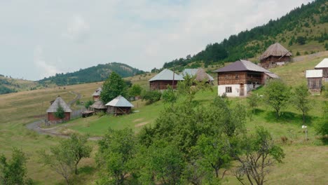 Antiguas-Casas-Tradicionales-En-El-Pueblo-De-Sopotnica-En-La-Montaña-Jadovnik-En-Serbia---Toma-Aérea-De-Drones