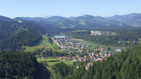 Una-Vista-De-ángulo-Alto-De-La-Ciudad-De-Vuzenica-En-Eslovenia