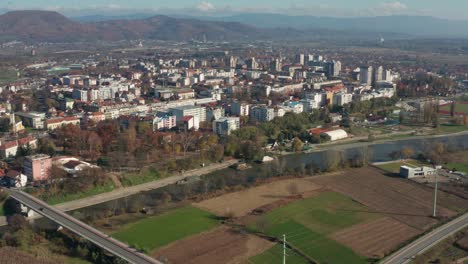 Szenische-Luftaufnahme-Von-Modernen-Gebäuden-Und-Feldern-In-Kraljevo,-Serbien-Tagsüber