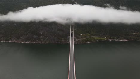 Flächenaufnahmen-Einer-Der-Längsten-Hängebrücken-Der-Welt