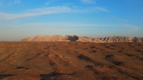 Luftdrohnenansicht-Der-Arabischen-Wüste,-Das-Land-Verwandelt-Sich-Von-Wüste-In-Grün,-Mleiha-berge-Im-Hintergrund,-Sharjah,-Vereinigte-Arabische-Emirate