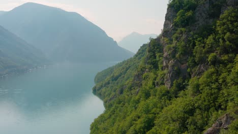 Malerischer-Blick-Auf-Den-Künstlichen-Perucac-see-Am-Fluss-Drina-In-Serbien-Tagsüber---Luftrückzug