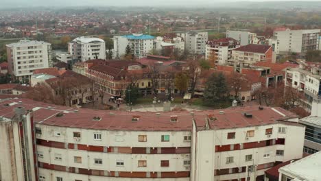 Gebäude-Rund-Um-Den-Zentralen-Platz-In-Kraljevo,-Serbien-Mit-Denkmal-Für-Einen-Serbischen-Soldaten-In-Der-Mitte