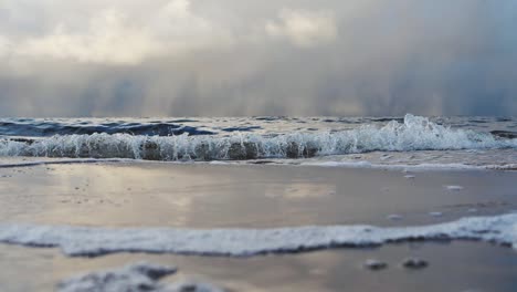 Die-Kleinen-Wellen-Des-Meeres-Kämpfen-Mit-Dem-Sand