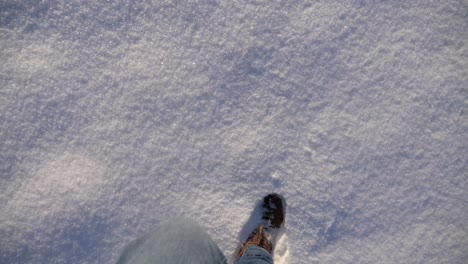 Botas-Marrones-Caminando-A-Través-De-Una-Gruesa-Y-Fresca-Nieve-En-Polvo-A-Cámara-Lenta-En-Un-Soleado-Día-De-Invierno-En-Baviera,-Alemania